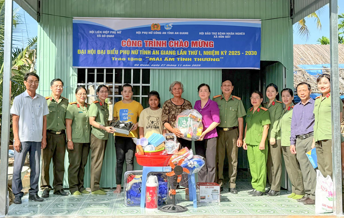 Ban công tác Phụ nữ Công an tỉnh An Giang tặng “mái ấm tình thương” cho phụ nữ hội viên phụ nữ có hoàn cảnh khó khăn. Ảnh Nguyễn Minh.