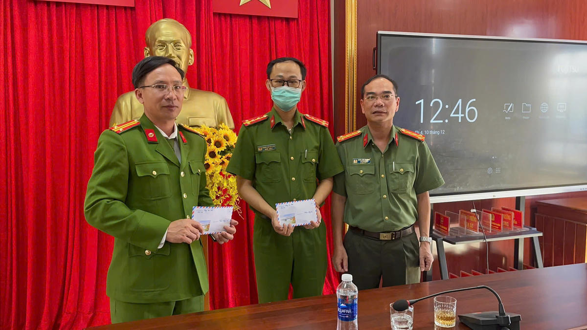 Đại tá Phạm Hữu Trường, Phó Giám đốc Công an tỉnh Gia Lai (bên phải) động viên, tặng quà Đại úy Dương Cao Nguyên (giữa)..