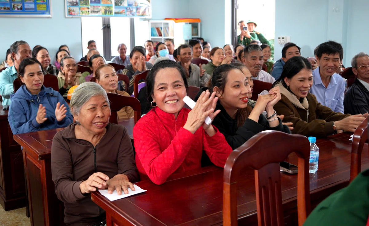 Bà con vui mừng trước sự quan tâm của các tấm lòng hảo tâm. Ảnh: Bảo Lâm.