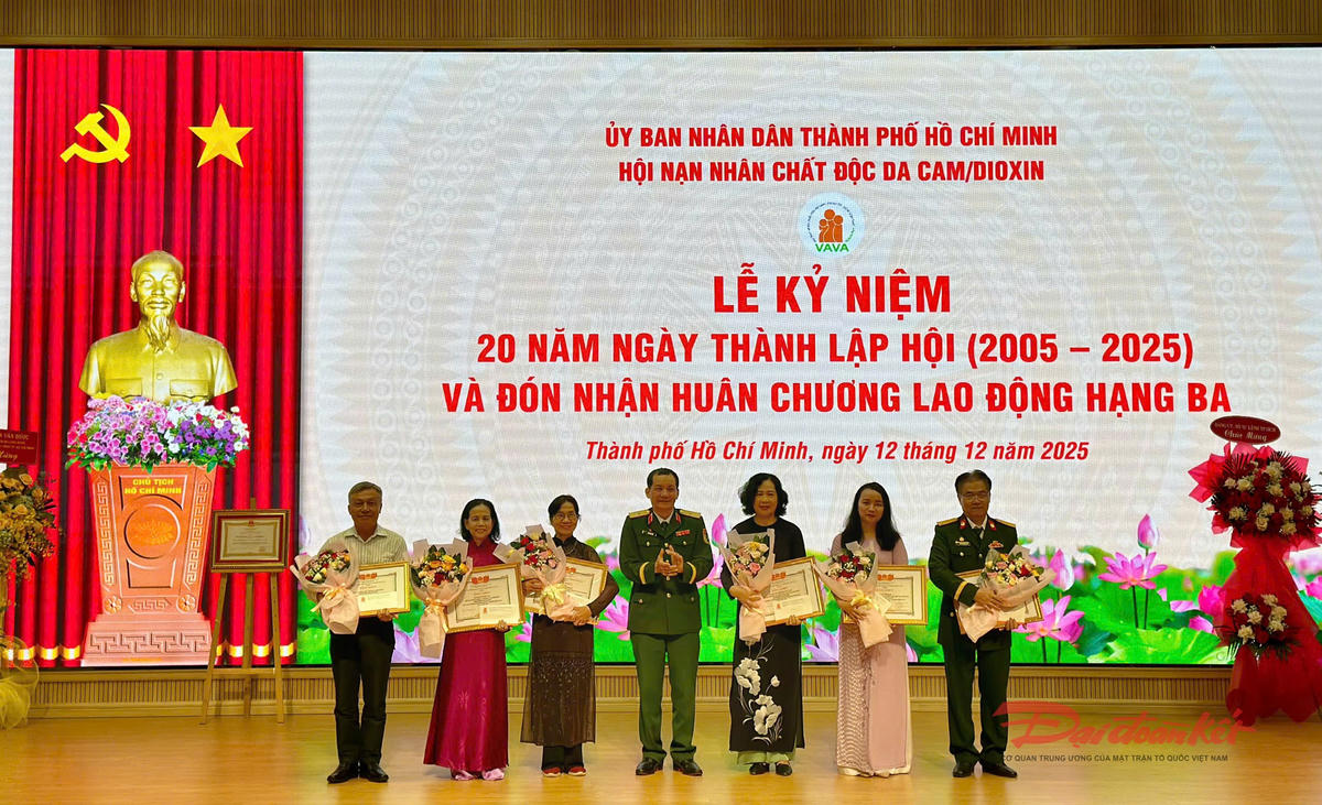 Thiếu tướng Đỗ Hồng Lâm - Phó Chủ tịch Thường trực Hội Nạn nhân chất độc da cam/dioxin Việt Nam trao bằng khen cho một số cá nhân xuất sắc trong công tác hỗ trợ nạn nhân da cam. Ảnh: Tuyết Lưu..