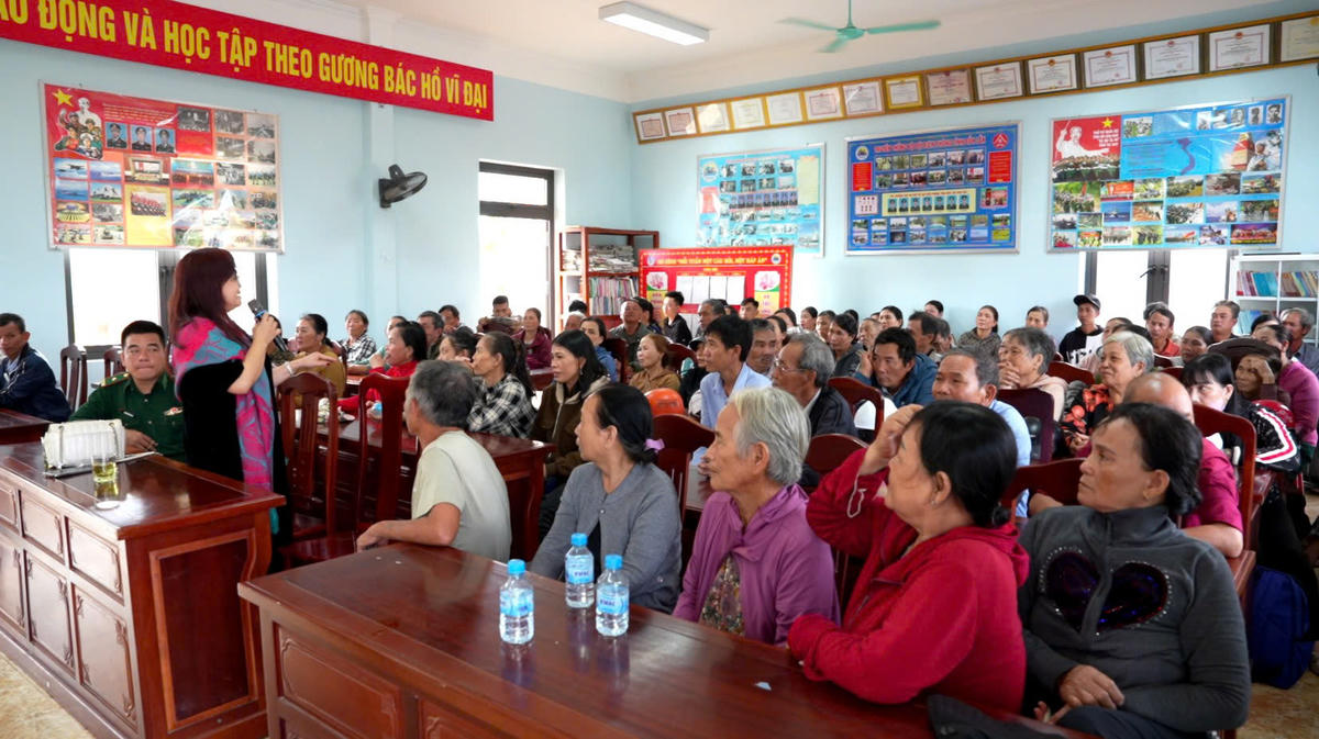 Thanh Nga Báo Đại đoàn kết đang động viên bà con vượt qua mọi khó khăn vươn lên trong cuộc sống. Bảo Lâm.