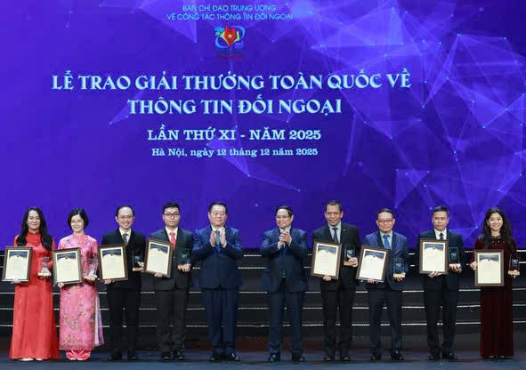 Thủ tướng Phạm Minh Chính và Trưởng Ban chỉ đạo Công tác thông tin đối ngoại, Chủ nhiệm Tổng cục Chính trị Quân đội nhân dân Việt Nam Nguyễn Trọng Nghĩa cùng các tác giả đạt giải Nhất - Ảnh: N.B