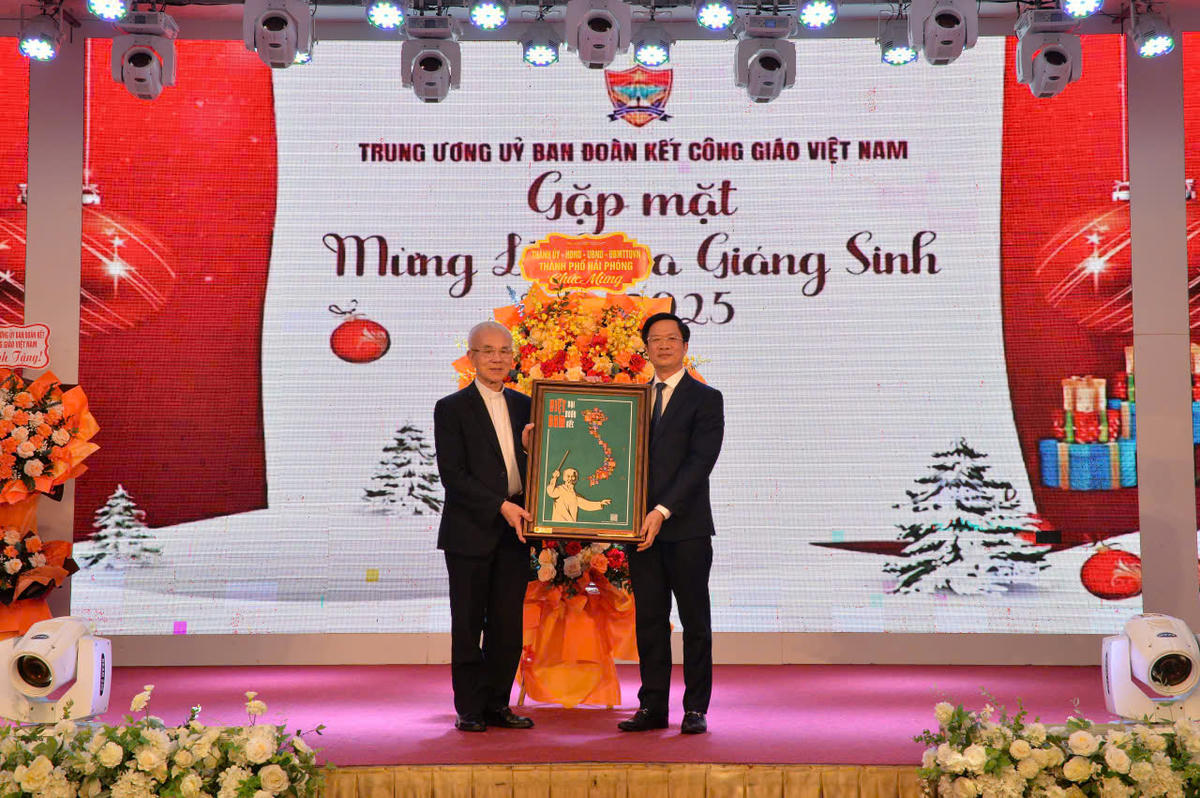 Phó Bí thư Thành ủy, Chủ tịch Uỷ ban MTTQ Việt Nam TP Hải Phòng Phạm Văn Lập tặng hoa và quà lãnh đạo Trung ương UBĐKCGVN nhân dịp Giáng sinh 2025. Ảnh: Phạm Cường. 