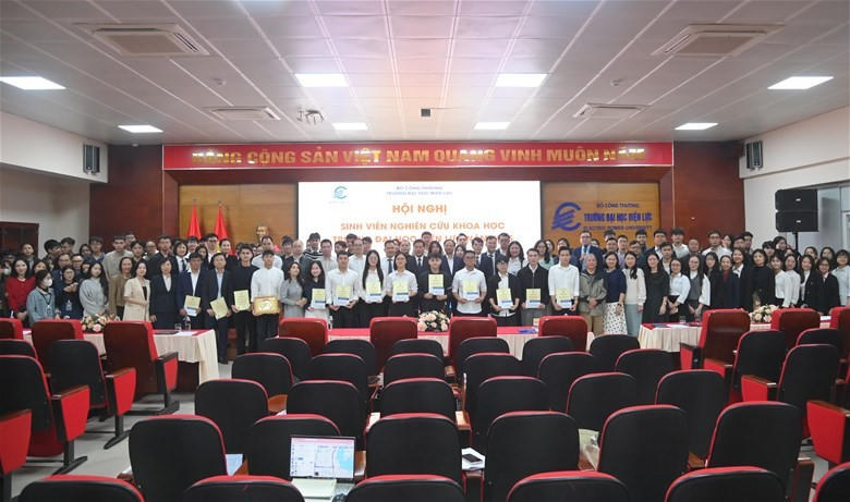 Các đại biểu chụp ảnh lưu niệm tại chương trình.