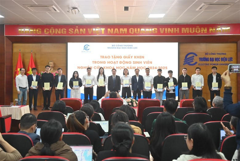 PGS.TS Nguyễn Lê Cường trao khen thưởng cho các cá nhân đạt thành tích xuất sắc trong phong trào nghiên cứu khoa học năm học 2024–2025.