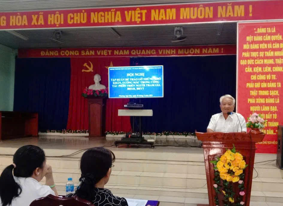 Ông Lâm Văn Dũng chia sẻ kinh nghiệm, cách làm hay trong tuyên truyền, vận động người dân tham gia BHXH tự nguyện, BHYT hộ gia đình. Ảnh: TT