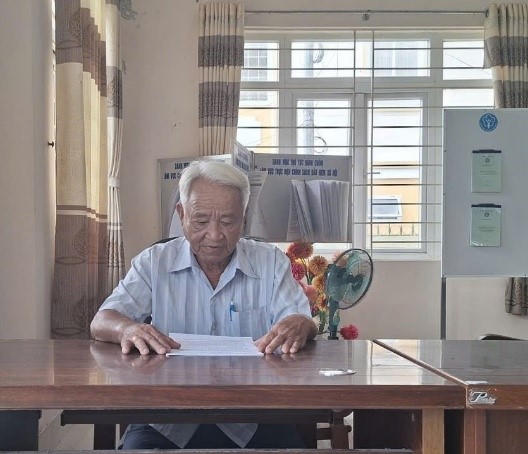 Ông Lâm Văn Dũng, Bí thư - Trưởng Khu vực 7, phường Ngã Bảy luôn tận tâm với công tác dệt lưới an sinh thông qua chính sách BHXH, BHYT. Ảnh: TT