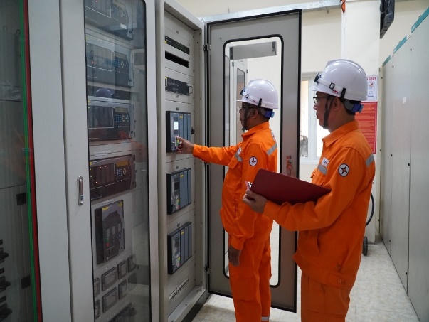 Tổ Thao tác lưu động kiểm tra thông số kỹ thuật tại TBA 110 kV Cái Lân (TBA kỹ thuật số, không người trực)