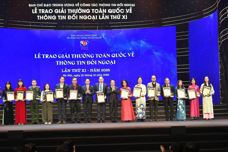 Phó Thủ tướng Chính phủ Bùi Thanh Sơn và Trưởng Ban Tuyên giáo và Dân vận Trung ương Trịnh Văn Quyết trao giải Nhì cho các tác giả - Ảnh: N.B