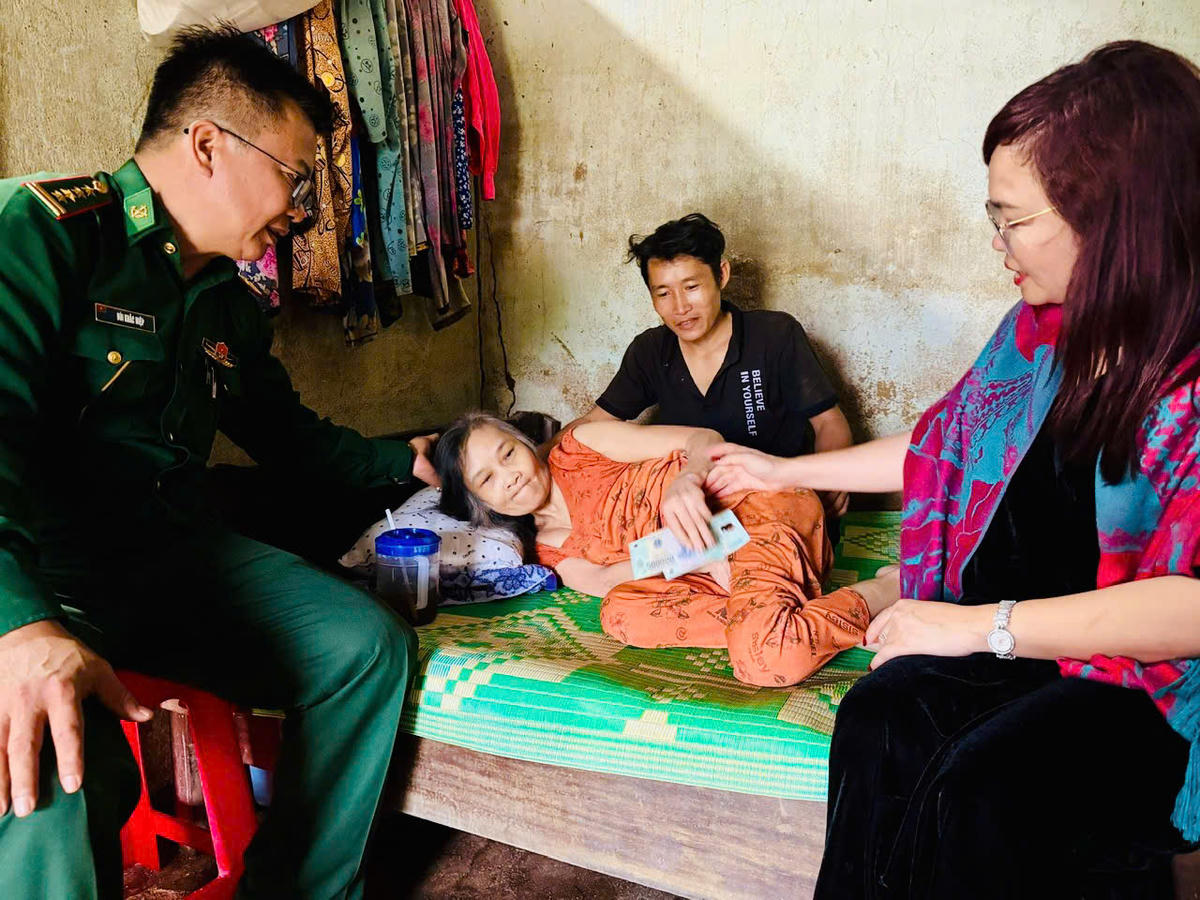 Trong số người được nhận quà có một trường hợp bị tai biến nặng không thể đến nhận quà, đại diện Báo Đại đoàn kết cùng lãnh đạo Ban Chỉ huy Bộ đội Biên phòng tỉnh Đắk Lắk đã đến tận nhà để trao quà tận tay cho người dân. Ảnh: BP.