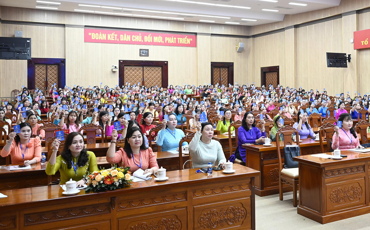 Biểu quyết thông qua Nghị quyết đại hội. Ảnh Nguyễn Minh.