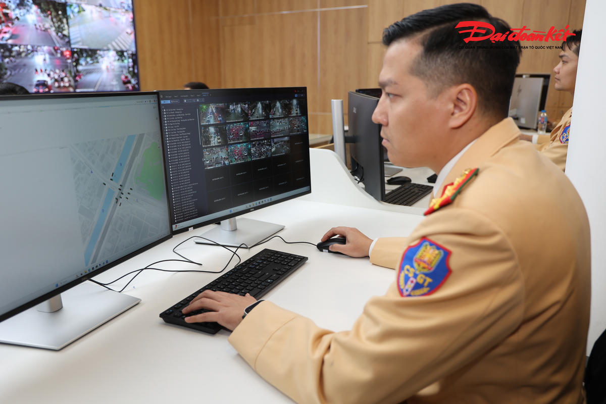 CSGT làm việc tại Trung tâm điều khiển giao thông Hà Nội
