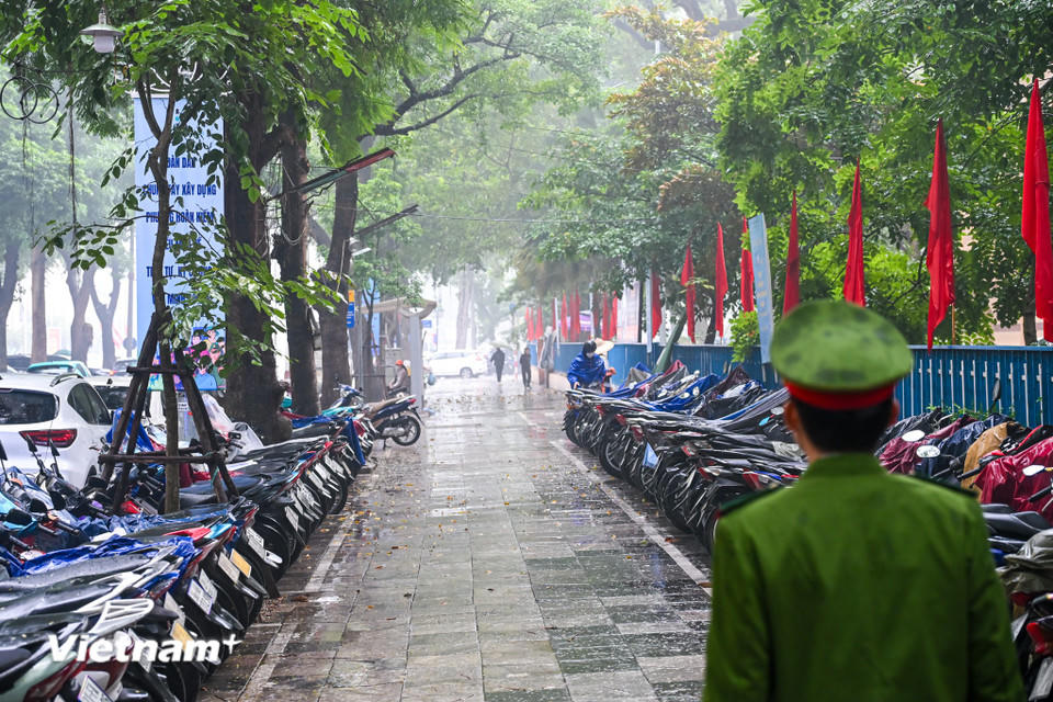 Về lâu dài, thành phố sẽ sửa đổi cơ chế chính sách pháp luật, đầu tư hạ tầng, ứng dụng khoa học công nghệ trong giám sát quản lý, khắc phục toàn diện các điểm nghẽn lớn của thành phố về ngập úng, ùn tắc, ô nhiễm và an toàn thực phẩm. (Ảnh: Minh Sơn/Vietnam+)