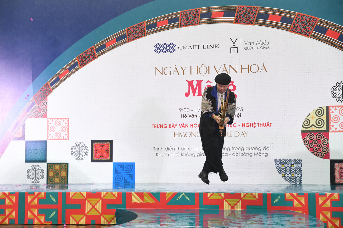Không gian nghệ thuật trình diễn được tái hiện sinh động với tiếng khèn Mông vang vọng, các tiết mục múa, hát… đã tạo nên bầu không khí lễ hội rộn ràng, thể hiện sự gắn kết cộng đồng – một trong những giá trị bền vững luôn hiện diện trong đời sống văn hóa người Mông. Ảnh: Phạm Sỹ.