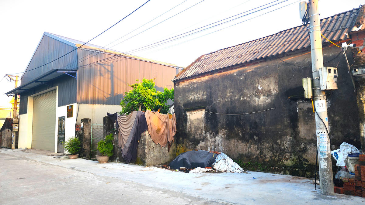 Giấy giao nhượng tài sản thể hiện vợ chồng cụ Nguyễn Hậu có 550m2 đất gồm nhà cấp bốn (từ phải sang) và nhà mái tôn cao (phần đất này đã mua, bán qua nhiều chủ).