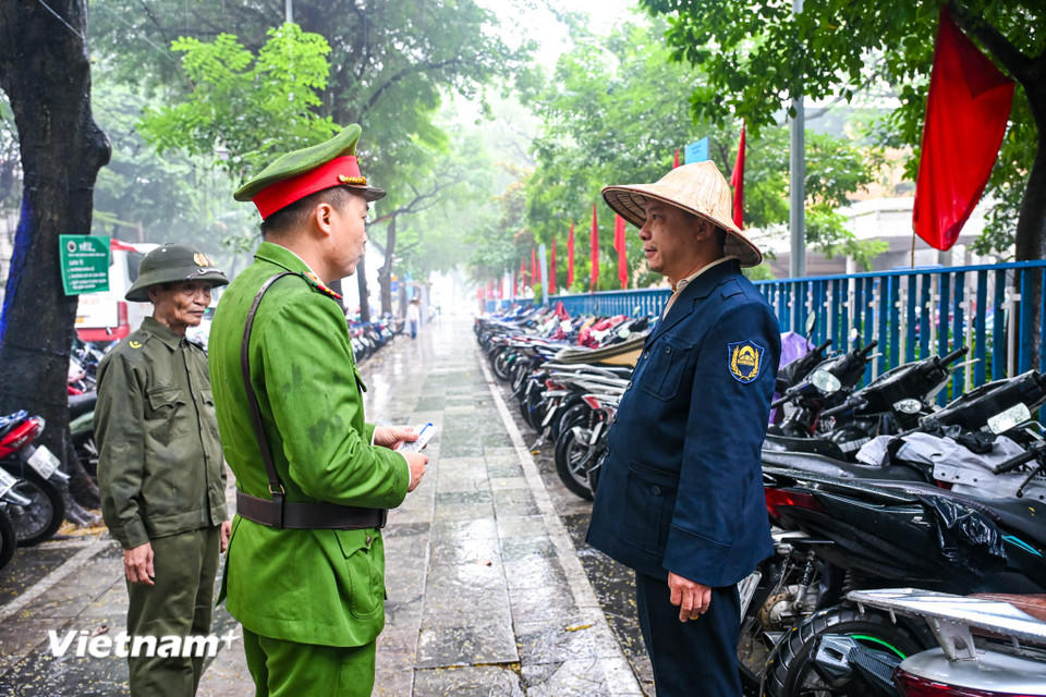 Lộ trình thực hiện từ nay đến hết năm 2027, trong đó trước mắt chia ba giai đoạn. Giai đoạn một, thành phố sẽ tổ chức điều tra, tuyên truyền, hoàn thành trước 31/12/2025; giai đoạn hai sẽ tổng kiểm tra xử lý, xong trước 30/1/2026 và giai đoạn ba là duy trì, phòng chống tái vi phạm. (Ảnh: Minh Sơn/Vietnam+)