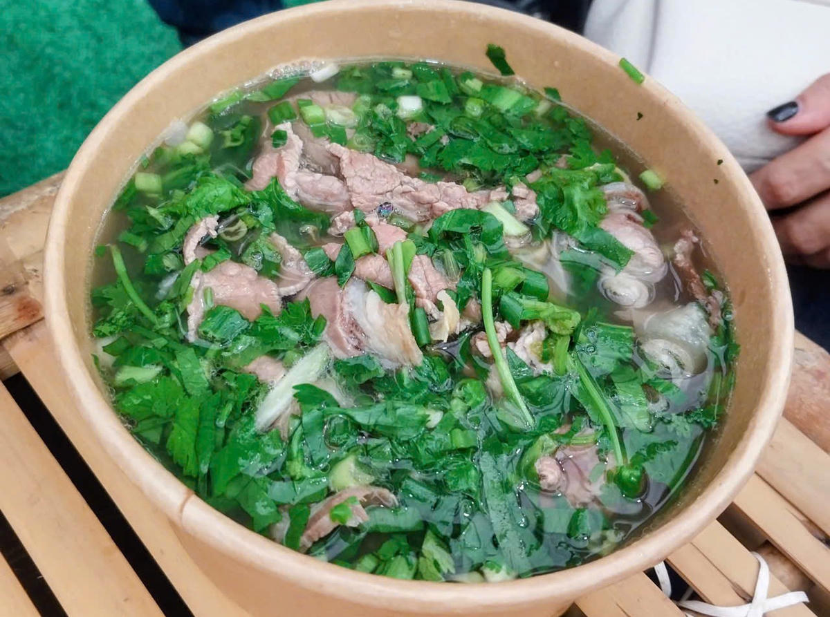 Tô phở nóng thơm phức hấp dẫn thực khách. Ảnh: S.X