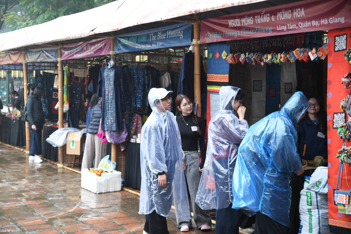 Mặc dù trời mưa to nhưng các gian trưng bày vẫn hấp dẫn người dân và du khách. Ảnh: Phạm Sỹ.