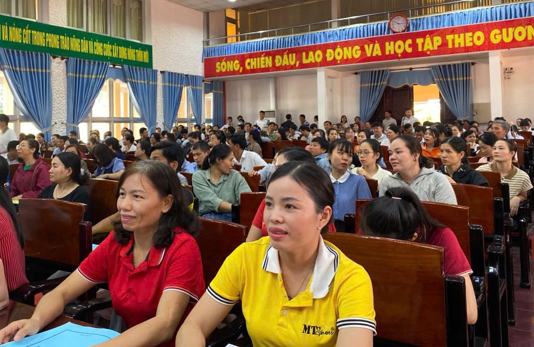 Đại diện các trường tham gia tập huấn PCCC và CNCH sáng 13/12. Ảnh: N.N