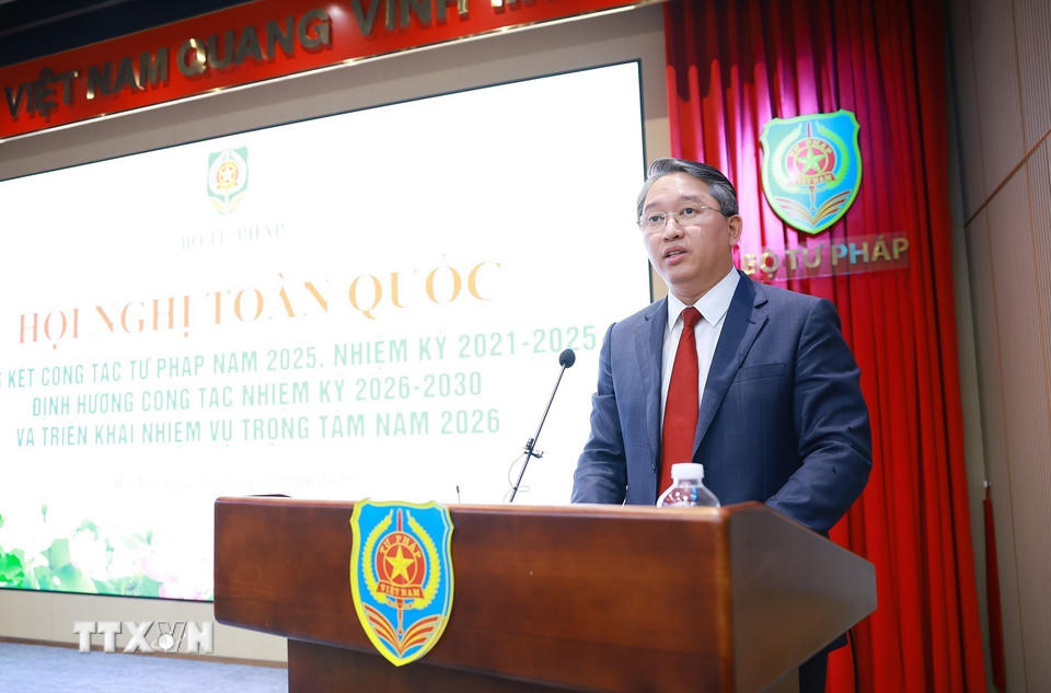 Bộ trưởng Bộ Tư pháp Nguyễn Hải Ninh báo cáo công tác Tư pháp năm 2025, nhiệm kỳ 2021-2025, định hướng công tác nhiệm kỳ 2026-2030 và triển khai nhiệm vụ trọng tâm năm 2026. (Ảnh: Dương Giang/TTXVN).