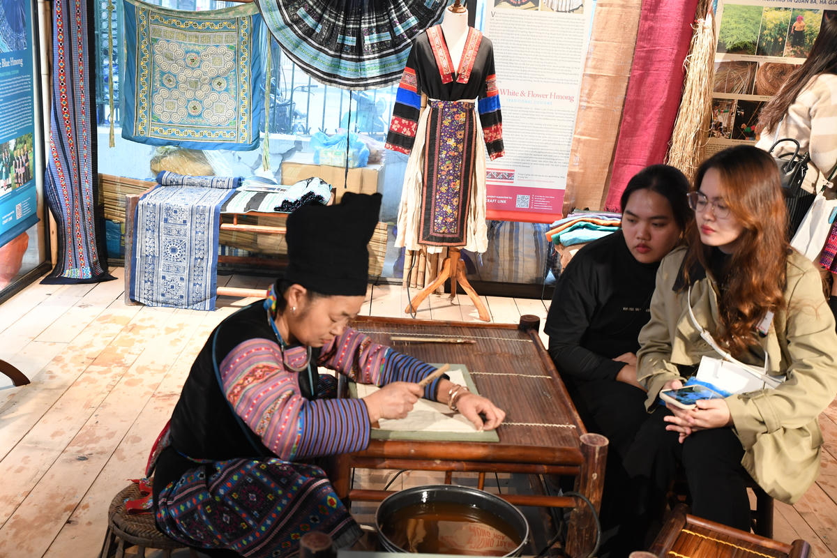 Các bạn trẻ tìm hiểu và trải nghiệm kỹ thuật đặc biệt này. Ảnh: Phạm Sỹ.