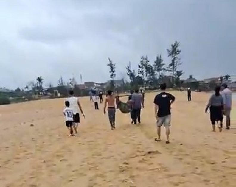 Người dân đang đưa thi nạn nhân bàn giao cho gia đình lo hậu sự. Ảnh: cắt clip.