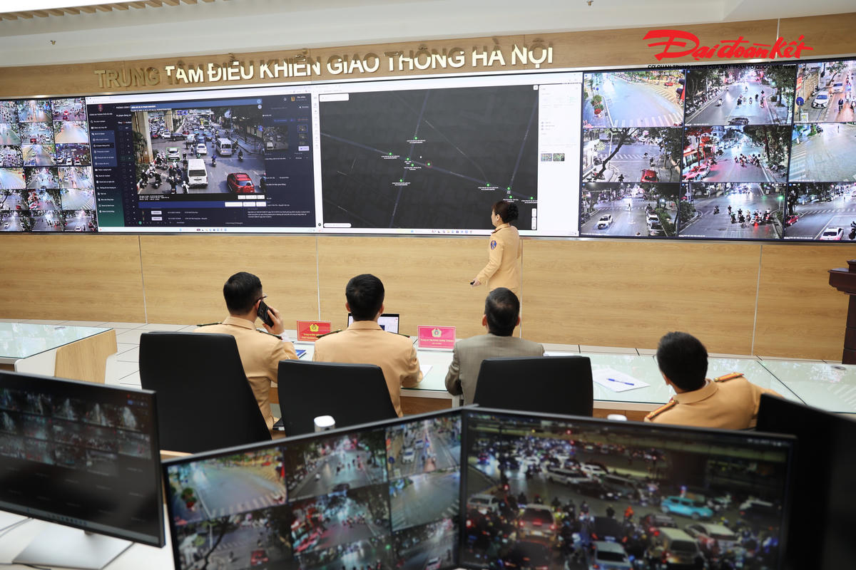Phòng CSGT Công an Hà Nội cho biết, trung tâm điều khiển là “đầu não” của hệ thống 1.837 camera các loại, . được kết nối trực tiếp với 188 tủ điều khiển đèn tín hiệu giao thông ứng dụng trí tuệ nhân tạo (AI).