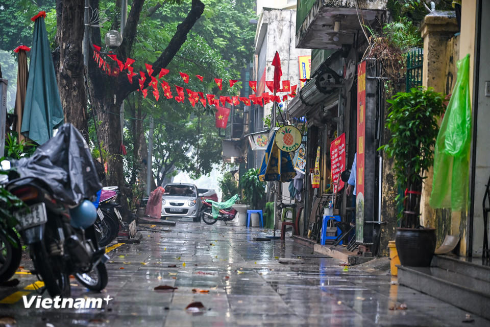 Chiến dịch ra quân lần này không chỉ là một đợt cao điểm hành chính, mà là nỗ lực nâng cao chất lượng cuộc sống cho người dân Thủ đô. Với sự quyết liệt "làm đến đâu dứt điểm đến đó", Hà Nội đang kỳ vọng tạo ra một diện mạo đô thị kỷ cương, văn minh và an toàn. (Ảnh: Minh Sơn/Vietnam+).