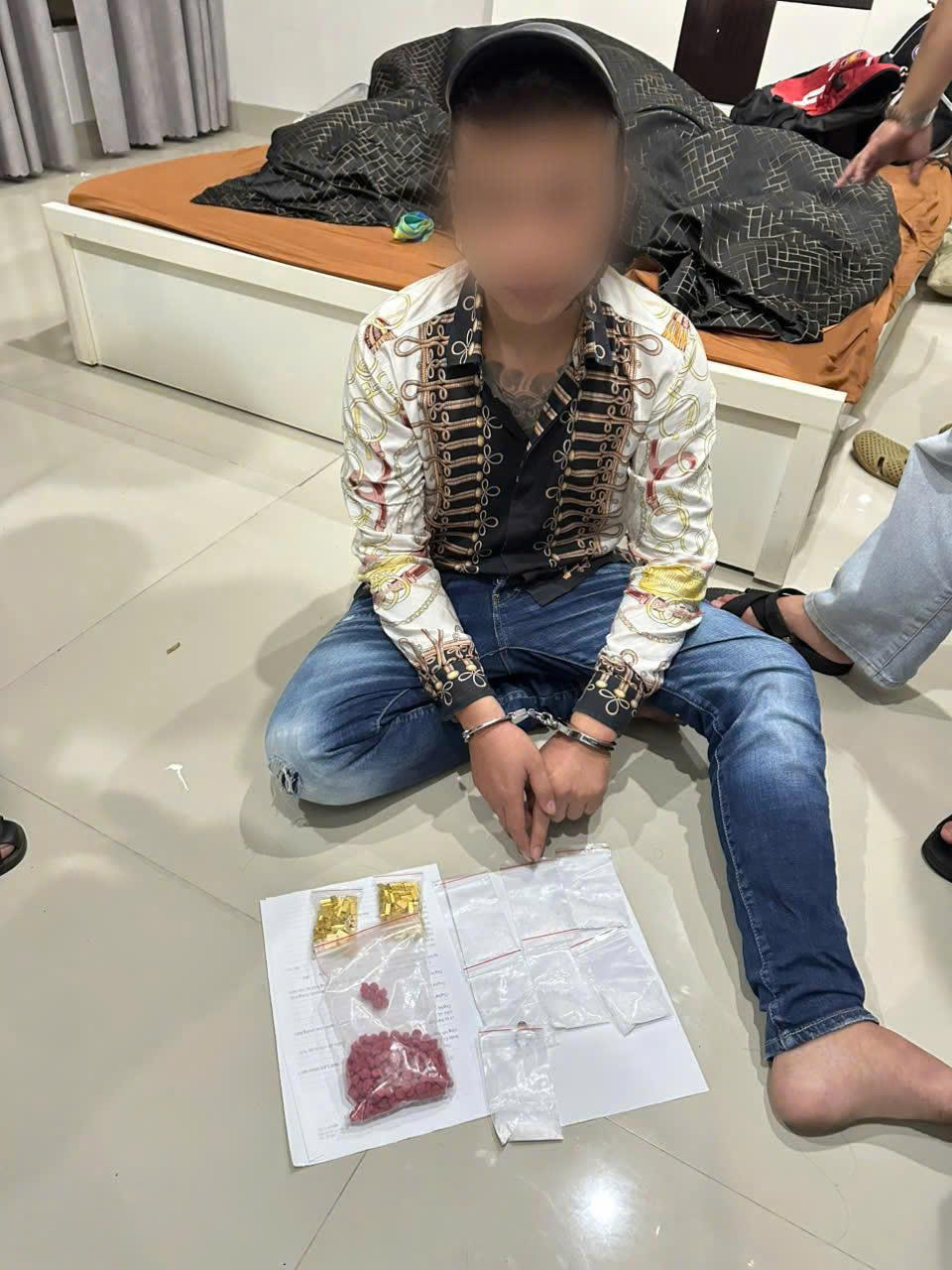 Lực lượng Công an TP Đà Nẵng bắt giữ đối tượng L.V.T. Ảnh: CV.