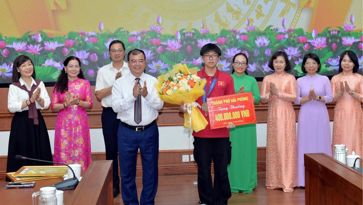 Lãnh đạo TP Hải Phòng khen thưởng cho học sinh đạt huy chương bạc Olympic Sinh học quốc tế - IBO 2025. Ảnh: CTV. 