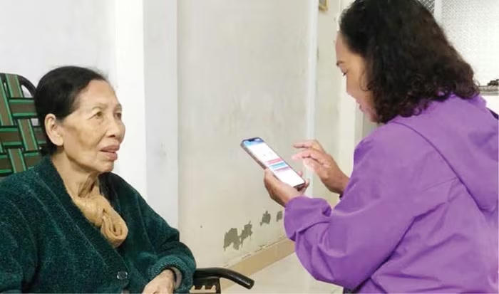 Cán bộ cơ sở sử dụng app “Rà soát hộ nghèo” để thực hiện nhiệm vụ