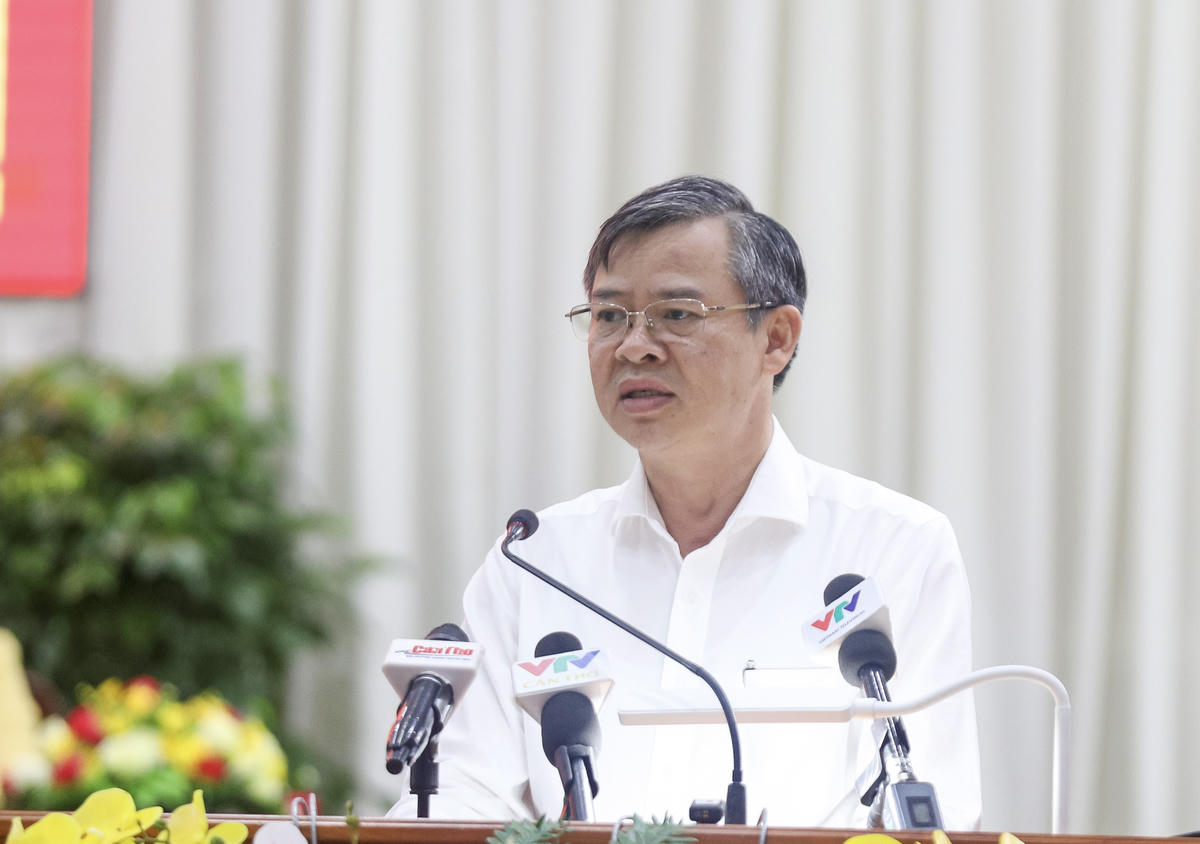 Chủ tịch UBND TP Cần Thơ Trương Cảnh Tuyên trả lời ý kiến, kiến nghị của cử tri. (ảnh: NH)