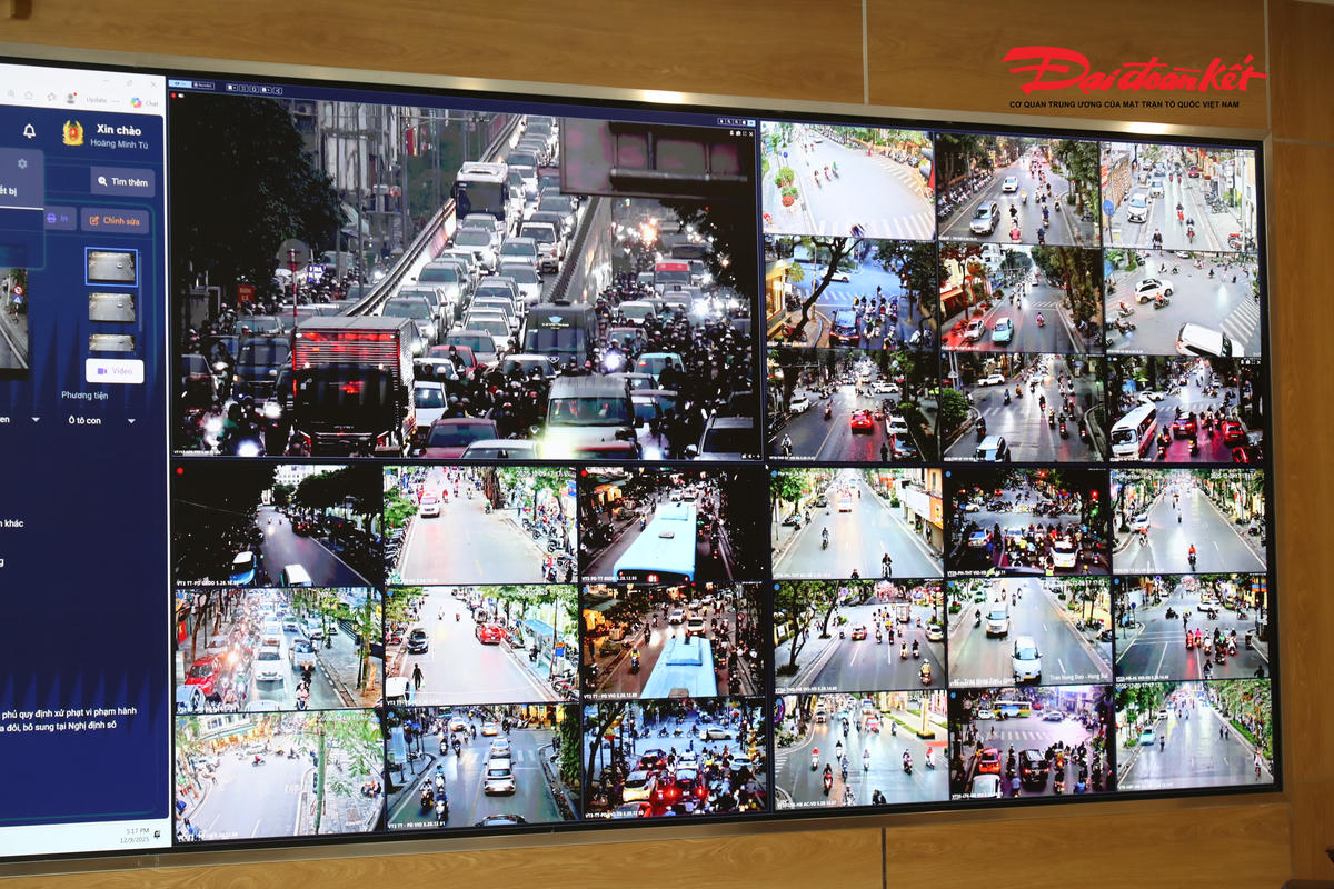 Theo ghi nhận của PV Báo Đại đoàn kết, Trung tâm điều khiển giao thông Hà Nội được trang bị 3 hệ thống, gồm: . hệ thống quản lý vi phạm trật tự an toàn giao thông đường bộ; hệ thống điều khiển tín hiệu giao thông thông minh . thích ứng theo thời gian thực và hệ thống quản lý an ninh trật tự.