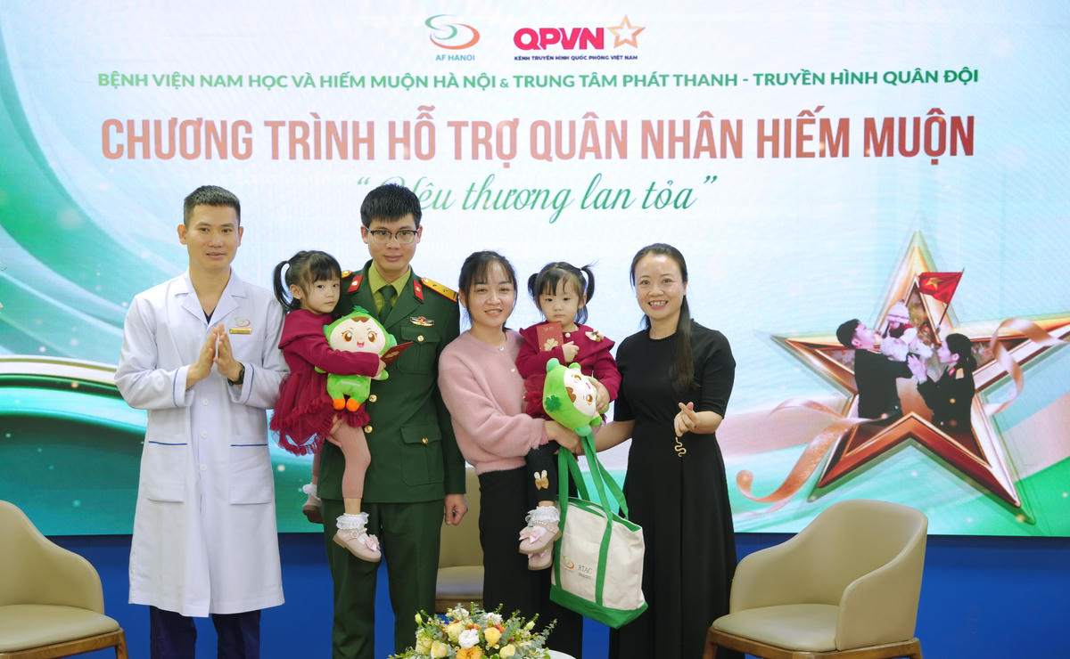 Bác sĩ Bệnh viện gặp gỡ gia đình quân nhân thực hiện IVF thành công, “trái ngọt” là cặp bé gái dễ thương hơn 3 tuổi. Ảnh: BVCC