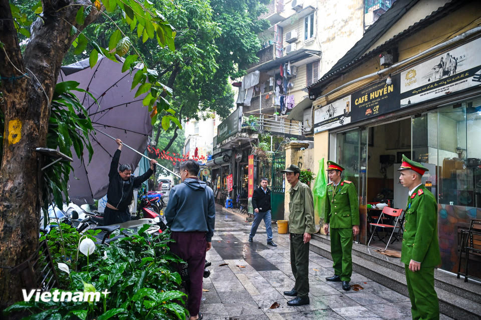 Vừa qua, Hà Nội đã thí điểm triển khai xây dựng 3 phường kiểu mẫu về trật tự, văn minh đô thị gồm Hoàn Kiếm, Cửa Nam và Ba Đình. Đến nay, nhiều phường, xã trên toàn thành phố cũng đồng loạt ra quân, xử lý mạnh tình trạng lấn chiếm vỉa hè, lòng đường. Tại hầu hết tuyến phố trên địa bàn các phường Cửa Nam, Hoàn Kiếm, Ba Đình, vỉa hè đã thông thoáng và có trật tự hơn so với trước. (Ảnh: Minh Sơn/Vietnam+)
