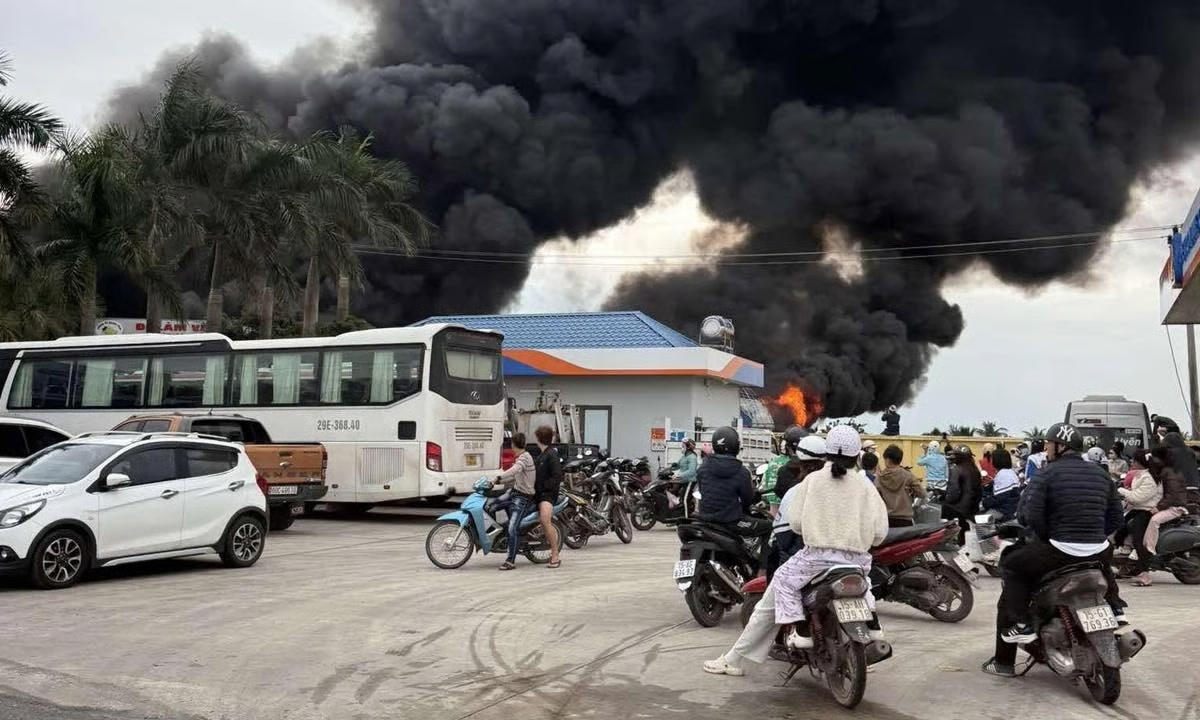 Đám cháy gây ra cột khói đen, bốc cao hàng trăm mét. Ảnh: Người dân cung cấp.