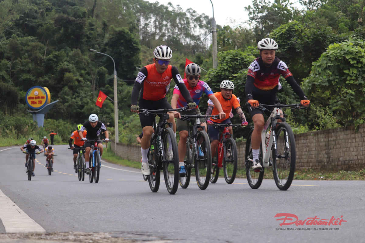 Các vận động viên tăng tốc giữa không gian trong lành. Ảnh: Nguyễn Quý.