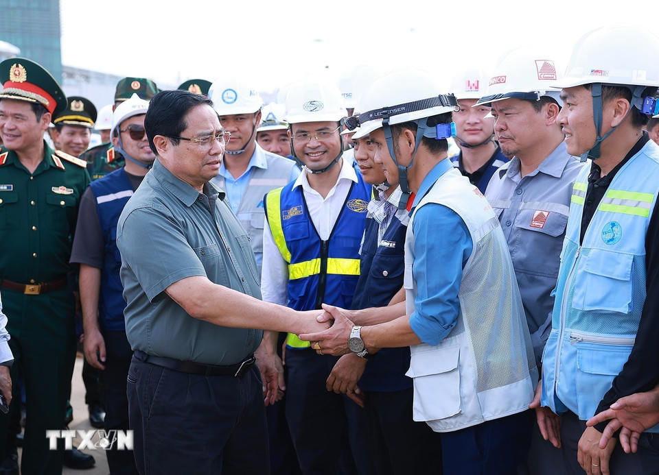 Thủ tướng Phạm Minh Chính với kỹ sư, công nhân thi công Dự án cảng hành không quốc tế Long Thành. (Ảnh: Dương Giang/TTXVN).