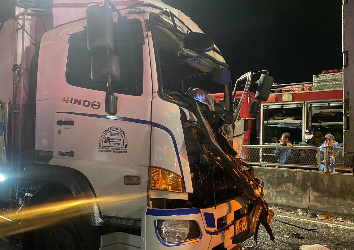 Tài xế Lê Văn L. mắc kẹt trong cabin xe sau vụ tai nạn giao thông. Ảnh: CV.