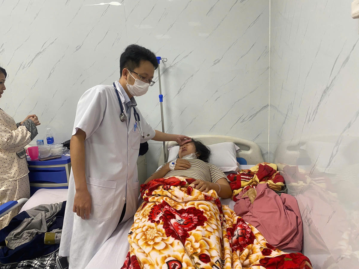 Bác sĩ đang thăm khám cho bệnh nhân nghi ăn bánh mì bị ngộc độc thực phẩm. Ảnh: CV.