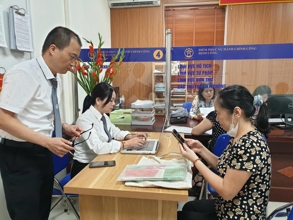 Tư vấn, hỗ trợ pháp lý miễn phí cho người dân tại phường Định Công (Hà Nội). Ảnh: Xuân Ngọc.