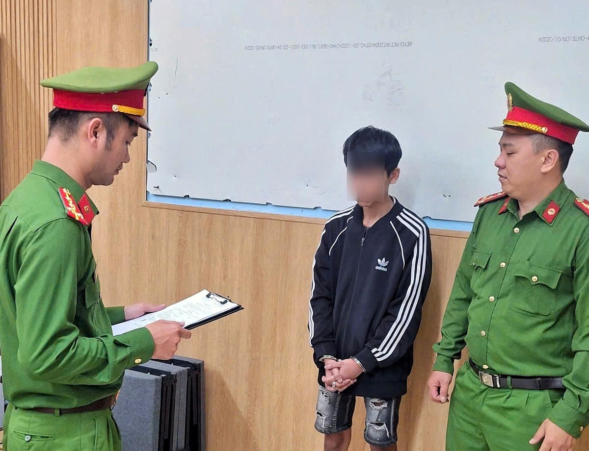 Lực lượng Công an đọc quyết định bắt đối tượng trộm cắp tài sản. Ảnh: CV.