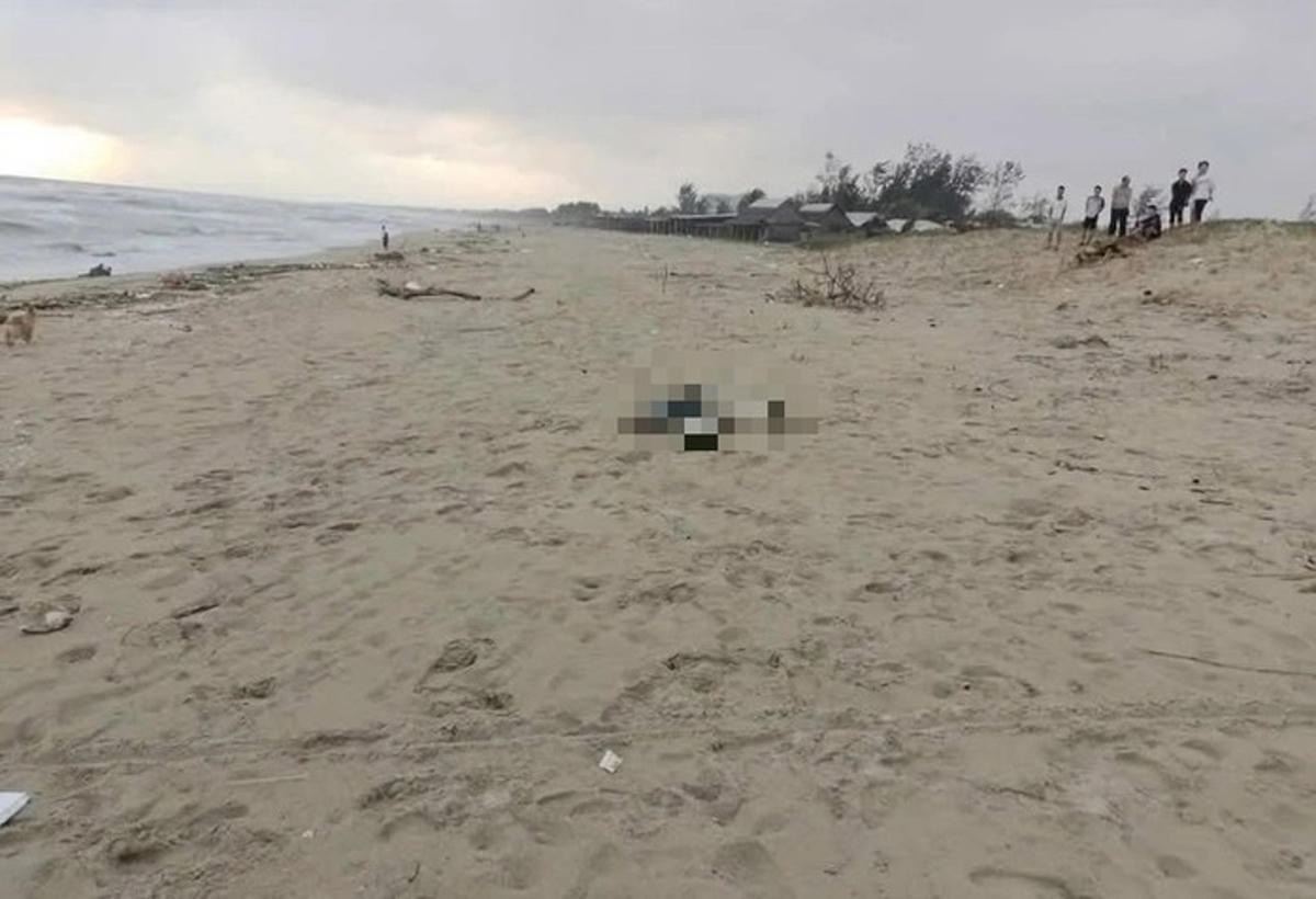 Một thi thể trên bãi biển Thống Nhất. Ảnh: CV.