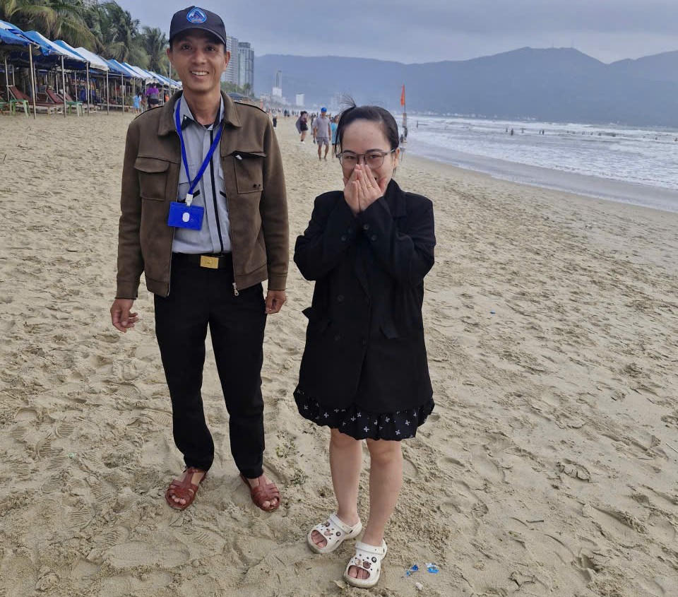 Chị Trần Thị Ngọc Linh và anh Phạm Nhữ Đông tại vị trí tìm được nhẫn. Ảnh: Phan Thanh Trinh.