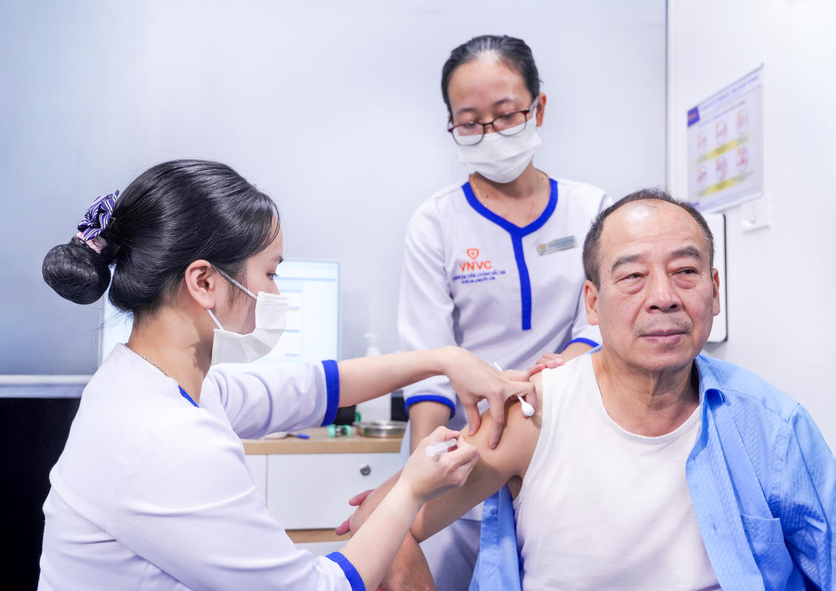 PGS.TS Trần Đắc Phu, nguyên Cục trưởng Cục Y tế Dự phòng (Bộ Y tế) tiêm vaccine RSV phòng bệnh cho người lớn tại VNVC Trường Chinh, Hà Nội. Ảnh: Anh Tuấn