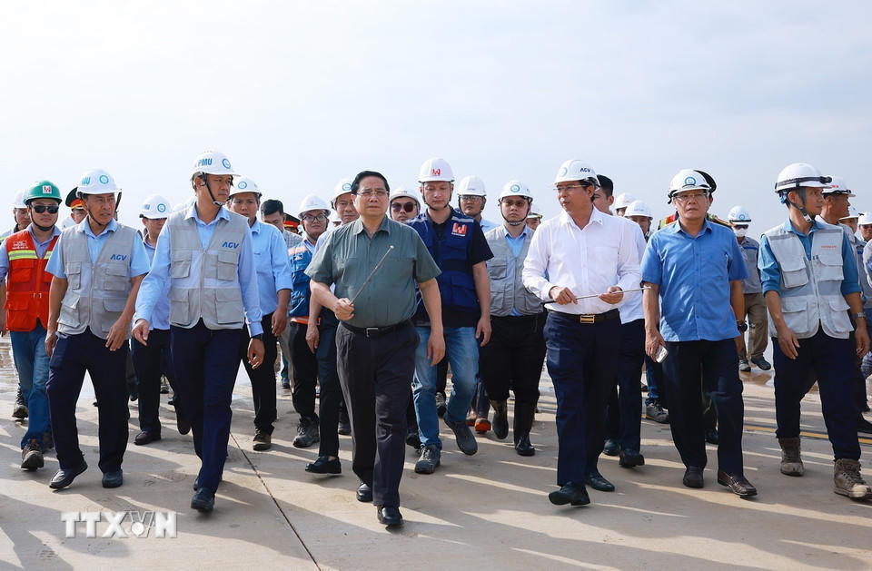 Thủ tướng Phạm Minh Chính kiểm tra đường lăn, bãi đỗ tàu bay Dự án cảng hành không quốc tế Long Thành. (Ảnh: Dương Giang/TTXVN).