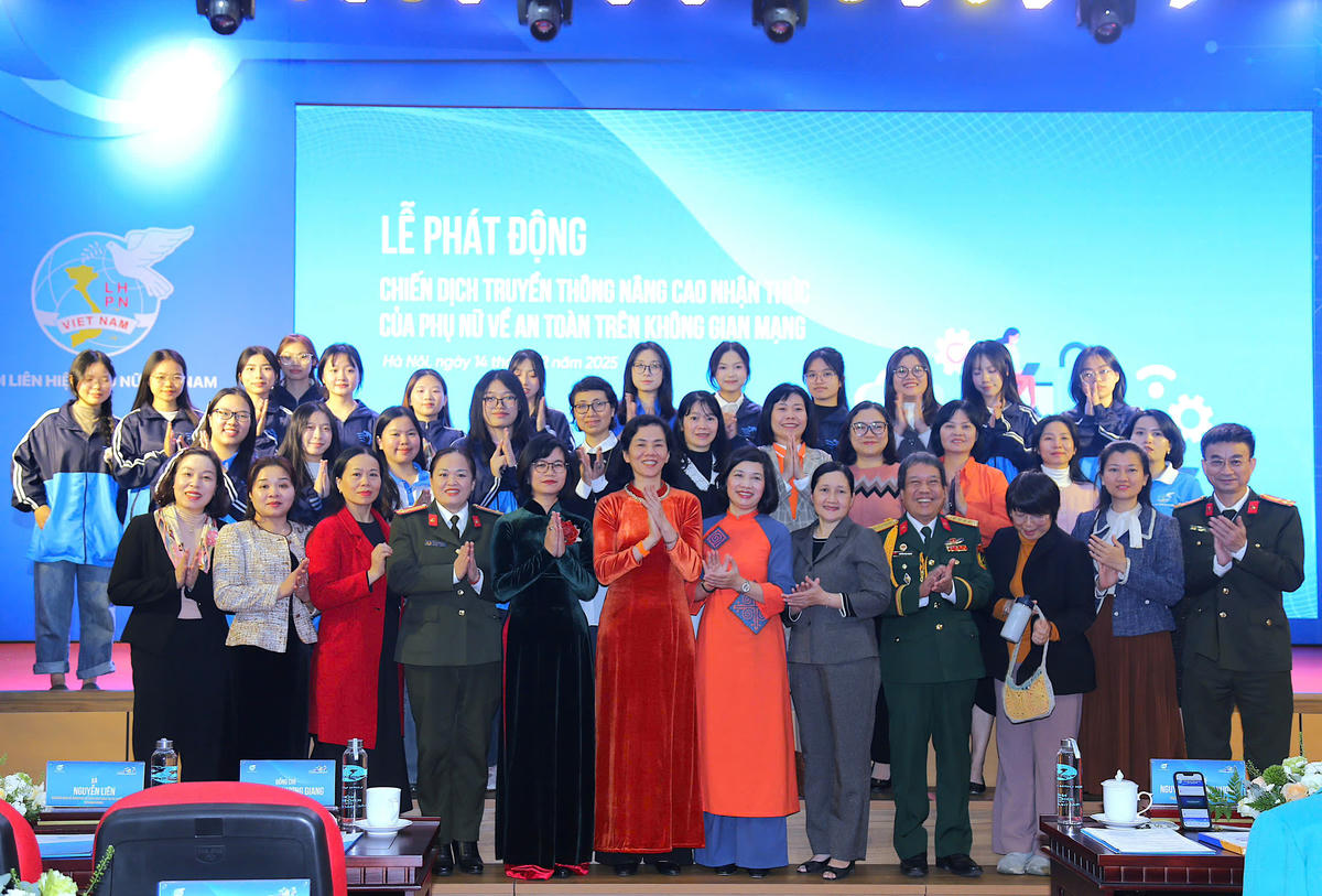 Các đại biểu chụp ảnh lưu niệm tại chương trình.