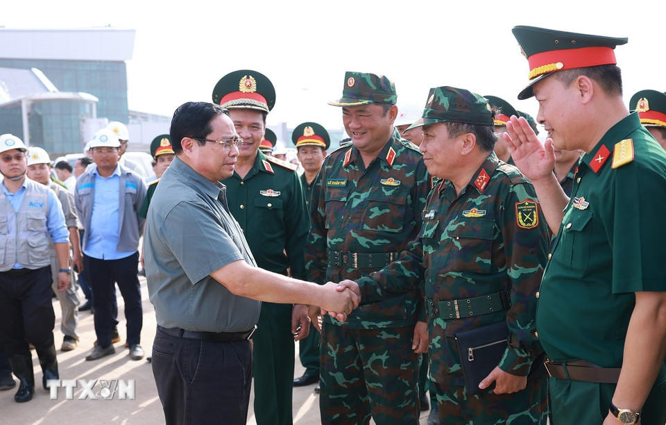 Thủ tướng Phạm Minh Chính với các đơn vị thi công Dự án cảng hành không quốc tế Long Thành. (Ảnh: Dương Giang/TTXVN).