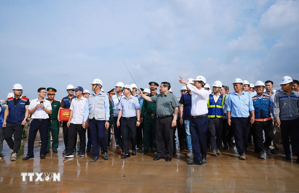 Thủ tướng Phạm Minh Chính kiểm tra đường lăn, bãi đỗ tàu bay Dự án cảng hành không quốc tế Long Thành. (Ảnh: Dương Giang/TTXVN).