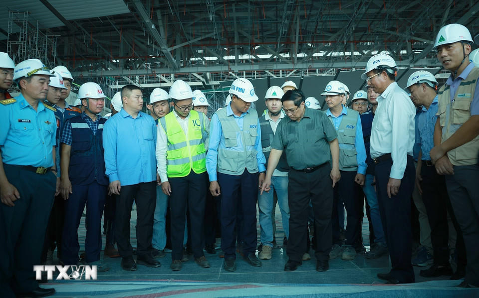 Thủ tướng Phạm Minh Chính kiểm tra thi công các hạng mục Dự án cảng hành không quốc tế Long Thành. (Ảnh: Dương Giang/TTXVN).